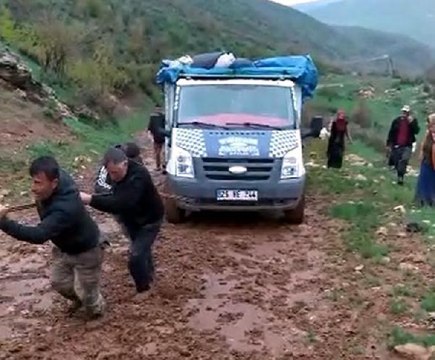 ÇAMURA SAPLANAN MİNİBÜSTEKİ 50 KİŞİYİ AFAD EKİBİ KURTARDI