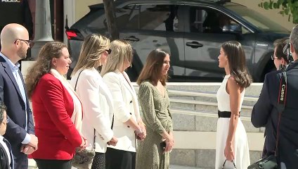 La Reina, recibida entre aplausos a su llegada a la Asamblea de Extremadura