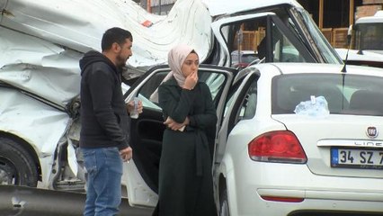 PENDİK'TE REFÜJDEKİ BARİYERLERE ÇARPAN MİNİBÜS DEVRİLDİ