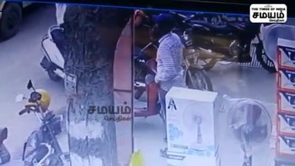 மர்ம நபர் டூவீலரில் இருந்து பணத்தை திருடும் சிசிடிவி காட்சிகள்!