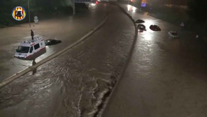Rescatado un conductor de ambulancia atrapado por la tromba de agua en Paterna (Valencia)