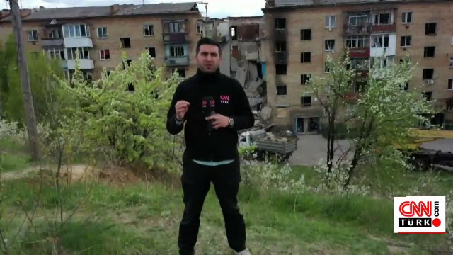 Rus bombası binayı ikiye böldü