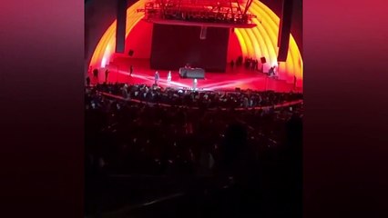 Ünlü komedyen sahnede saldırıya uğradı