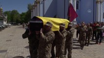 Rus güçlerinin saldırısında öldürülen Ukraynalı askerin cenaze töreni