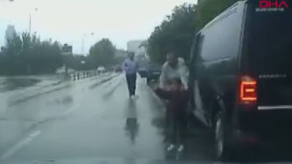 Ani manevrada aracın kapısı açıldı, çocuk yola düştü; o anlar kamerada 
