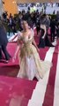¡Viral! Reportera fue a cubrir la MET Gala vestida de “La Cenicienta”