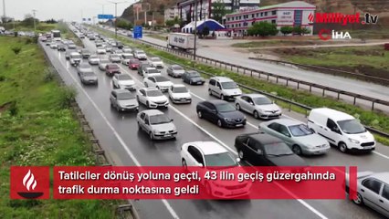 Tatilciler dönüş yolunda! 'Kilit kavşak'ta uzun araç kuyrukları