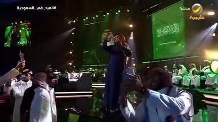 محمد عبده يرقص على مسرح طلال مداح خلال حفل فني في أبها