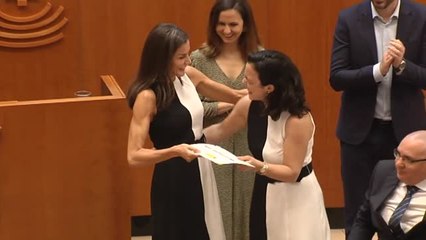 Doña Letizia y una de las premiadas de los "Premios Reina Letizia 2021" coinciden con el mismo vestido
