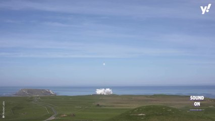 Helicopter 'catches' rocket as it falls back to Earth