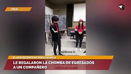 Le regalaron la chomba de egresados a un compañero