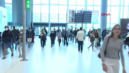 İSTANBUL HAVALİMANI'NDA TATİLCİLERİN DÖNÜŞ YOĞUNLUĞU