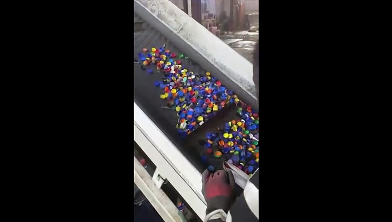 Así queda triturado el plástico de las botellas en la fábrica de reciclaje de Mondo For Africa en Lagos (Nigeria).