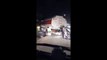 Cet employé tente désespérément de reboucher la cuve d’un camion citerne
