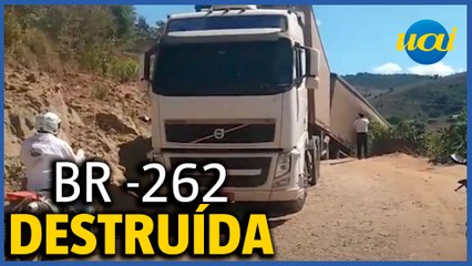 Pista da BR-262 em Abre Campo está destruída desde janeiro