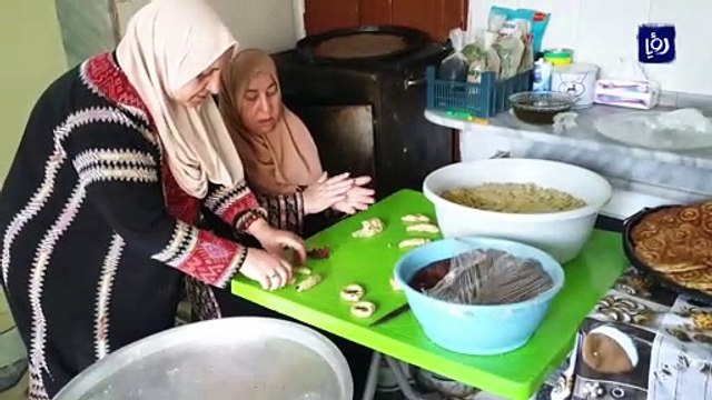 أقراص وكعك العيد.. مصدر دخل موسمي لأم قاسم البطاينة