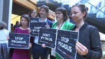 Eurodiputados portan carteles con el lema 