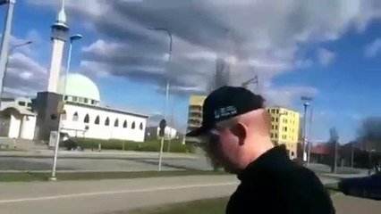 Kur'an-ı Kerim'i yakmaya çalışırken bu sefer canını or kurtardı