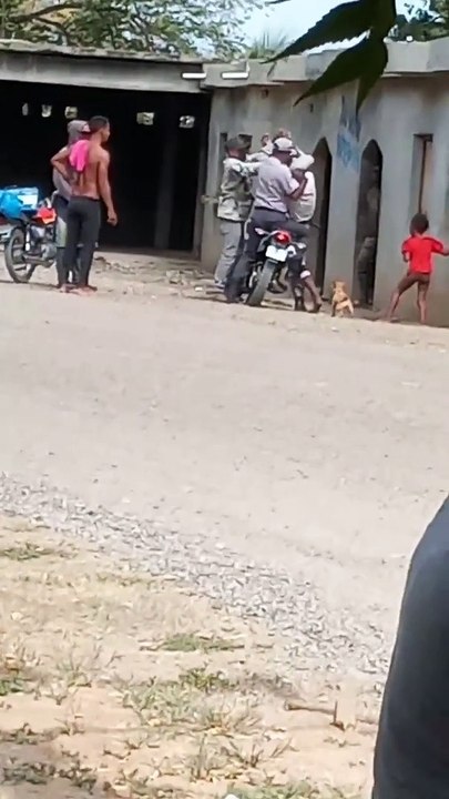 Dos policías le dan una camisa de palos a una joven delante de su hija y ante varios testigos