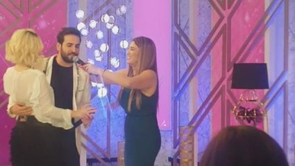 Stüdyoda romantik anlar! Yeni gelin Seda Sayan ve eşi, "Cennet" şarkısı eşliğinde dans etti