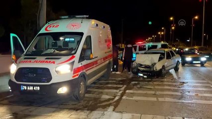 Çarpışan iki otomobildeki 4 kişi yaralandı