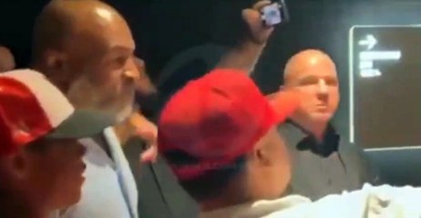 Mike Tyson fue acosado por una fanática que lo incomodó metiéndole un dedo en la nariz.