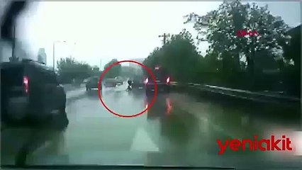 Aracın kapısı açıldı, çocuk yola düştü; o anlar kameraya yansıdı