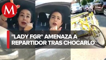 Mujer choca contra triciclo y amenaza a repartidor; la bautizan como 'Lady FGR'