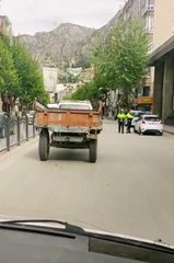 Son dakika: Traktör römorku takılı minibüsün tehlikeli yolculuğu kamerada
