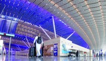 تزاحم وتكدس عدد كبير من المسافرين داخل وخارج مطار الملك عبدالعزيز الدولي