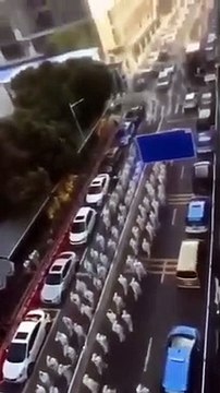 Les troupes du COVID défilent dans les rues de Shanghai en Chine