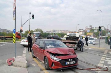 Alibeyköy'de tramvay ile otomobil çarpıştı