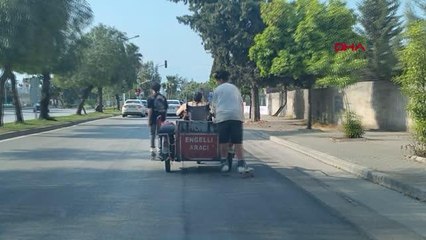 ENGELLİ MOTOSİKLETİNE TUTUNAN GENÇLERDEN TEHLİKELİ YOLCULUK