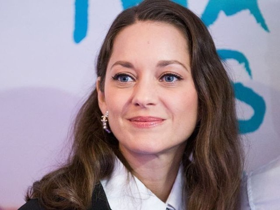 “Mais quelle honte !” : Marion Cotillard, très remontée, interpelle Emmanuel Macron et lui demande de “rendre des comptes” !