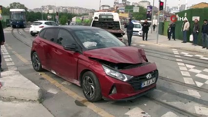 İstanbul'da tramvay ile otomobil çarpıştı