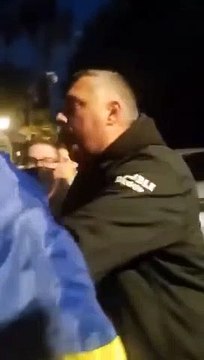 Manifestantes proucranianos increpan a Anatoly Shary, bloguero prorruso en Tarragona