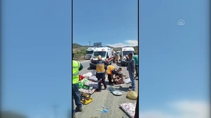 Tarım işçilerini taşıyan kamyonet devrildi, 15 kişi yaralandı