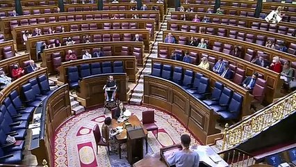 Irene Montero le regala un poema de Peri Rossi a Macarena Olona