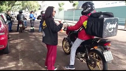 Transitar realiza ação educativa com motociclistas na Rua Paraná