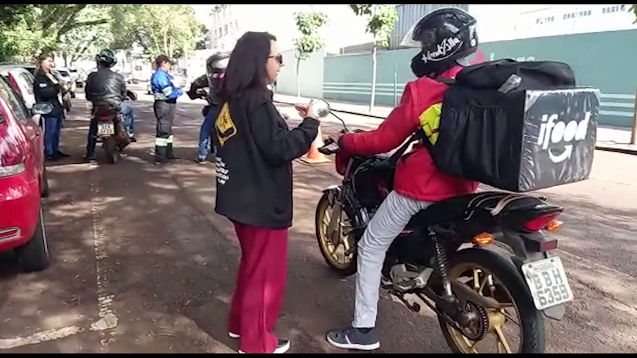 Transitar realiza ação educativa com motociclistas na Rua Paraná