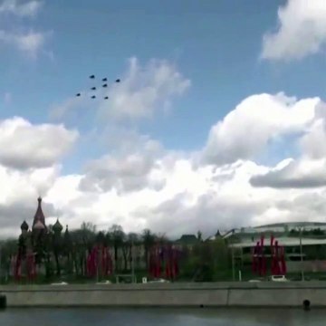 Aviones rusos ensayan una formación en 'Z' para las celebraciones del Día de la Victoria