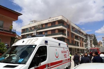 Yangında, balkona çıkıp yardım isteyen aileyi itfaiye kurtardı