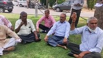 RU- कुलपति सचिवालय पर सेवानिवृत्त कर्मचारियों का प्रदर्शन