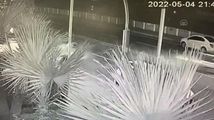 Otomobilin motosiklete çarpması güvenlik kamerasında