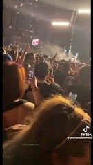 Suena Canción de Anuel y Yailin y el Publico abuchea