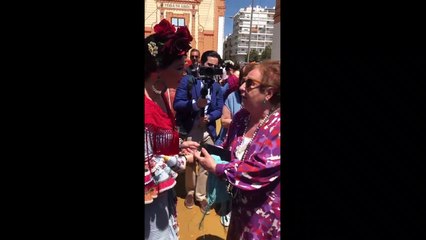 Macarena Olona se da un baño de multitudes en la Feria de Abril de Sevilla