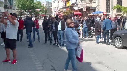 Vatandaşlar sinema izler gibi saatlerce intihar girişimini izledi