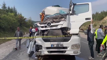 Son Dakika | Tırın otobüse çarpması sonucu 1 kişi öldü, 6 kişi yaralandı (2)