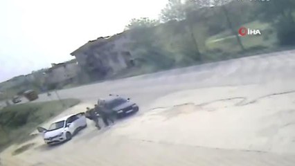 Meydan savaşı gibi kavga: Araçlardan inip tekme tokat birbirlerine böyle girdiler