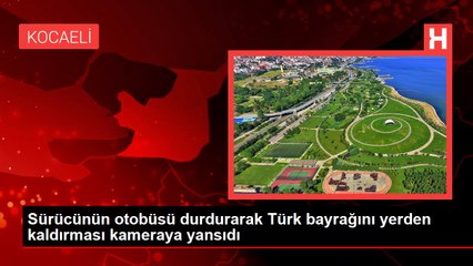 Sürücünün otobüsü durdurarak Türk bayrağını yerden kaldırması kameraya yansıdı